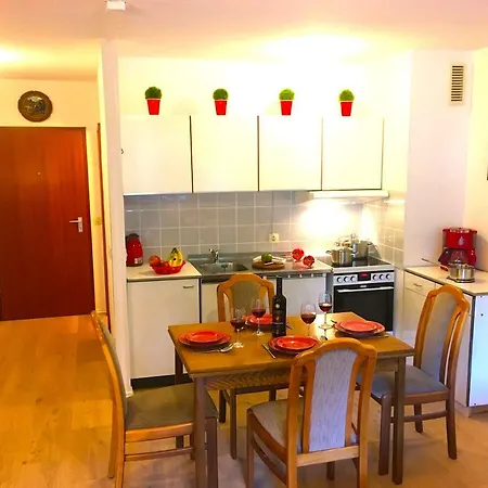 Apartment Mit Dem Roten Baum *
