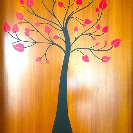 Apartment Mit Dem Roten Baum